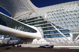 Antonio Giovinazzi, Sauber C37, devant Lewis Hamilton, Mercedes AMG F1 W09 EQ Power+