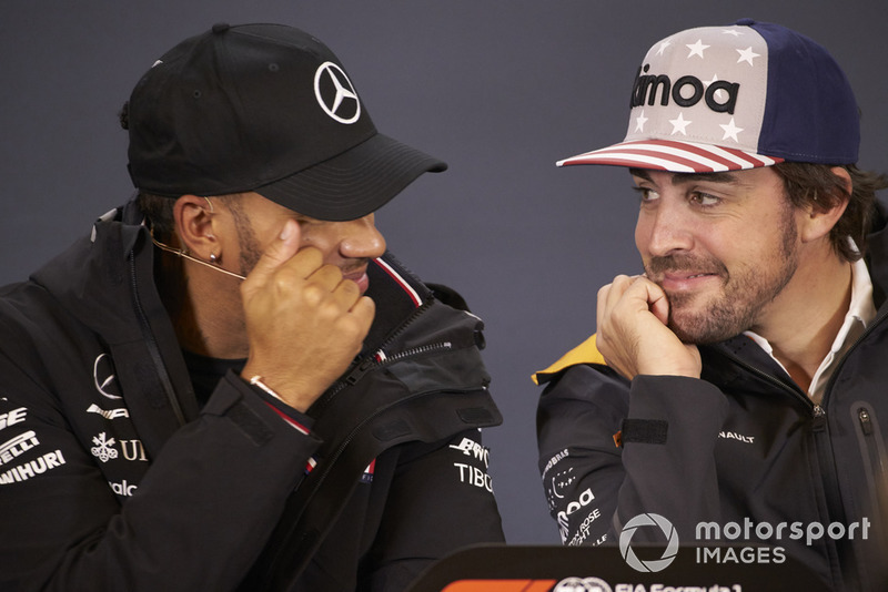 Lewis Hamilton, Mercedes AMG F1, e Fernando Alonso, McLaren