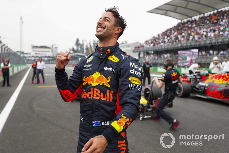 Ganador de la pole Daniel Ricciardo, Red Bull Racing, celebra