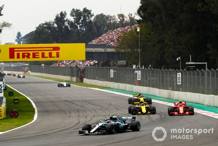 Valtteri Bottas, Mercedes AMG F1 W09 EQ Power+, Carlos Sainz Jr., Renault Sport F1 Team R.S. 18, Kimi Raikkonen, Ferrari SF71H, y Nico Hulkenberg, Renault Sport F1 Team R.S. 18