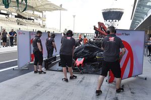 La monoposto di Pietro Fittipaldi, Haas F1 Team VF-18, viene riportata ai box