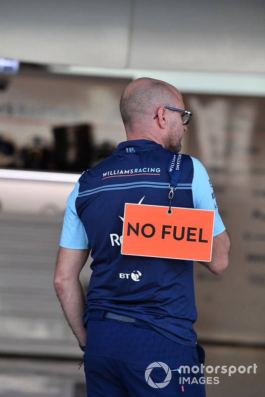 Williams Racing mecánico con señal de combustible