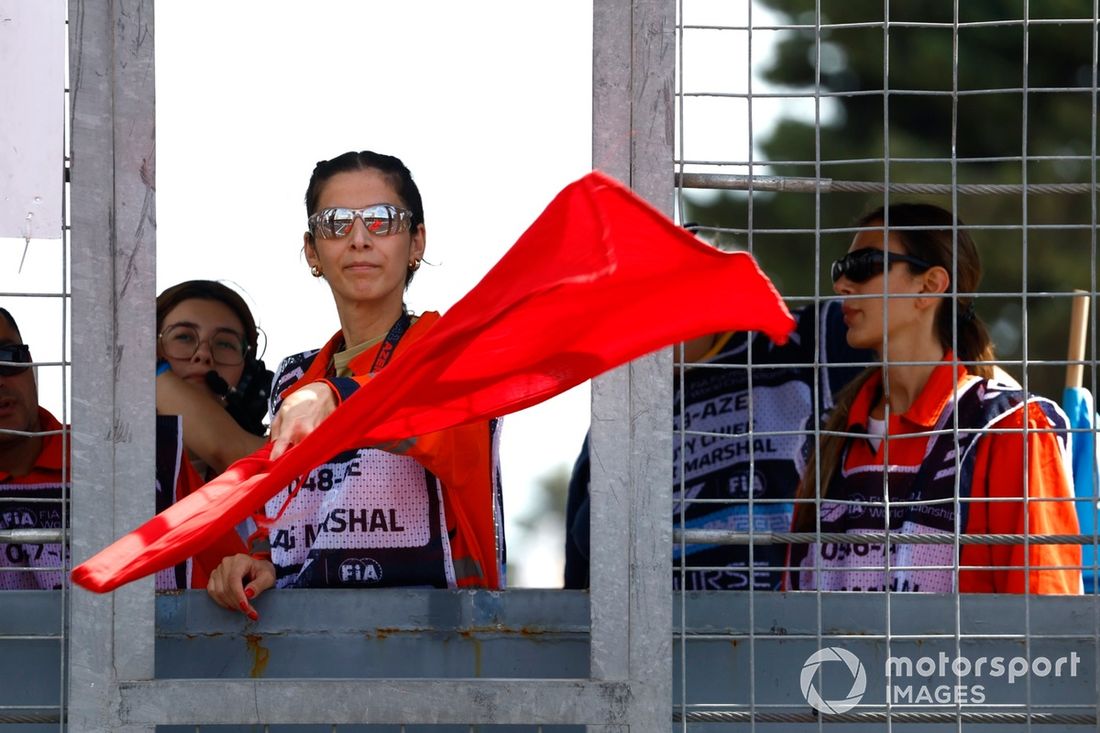 Un mariscal agita la bandera roja