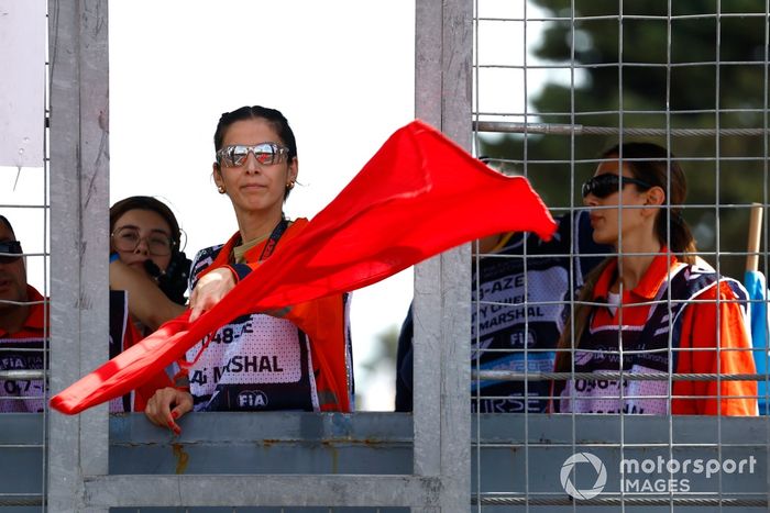 Un mariscal agita la bandera roja