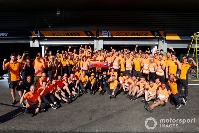 Lando Norris, McLaren F1 Team, Oscar Piastri, McLaren F1 Team, 3ª posición, Zak Brown, CEO, McLaren Racing, el equipo McLaren celebra después de la carrera.