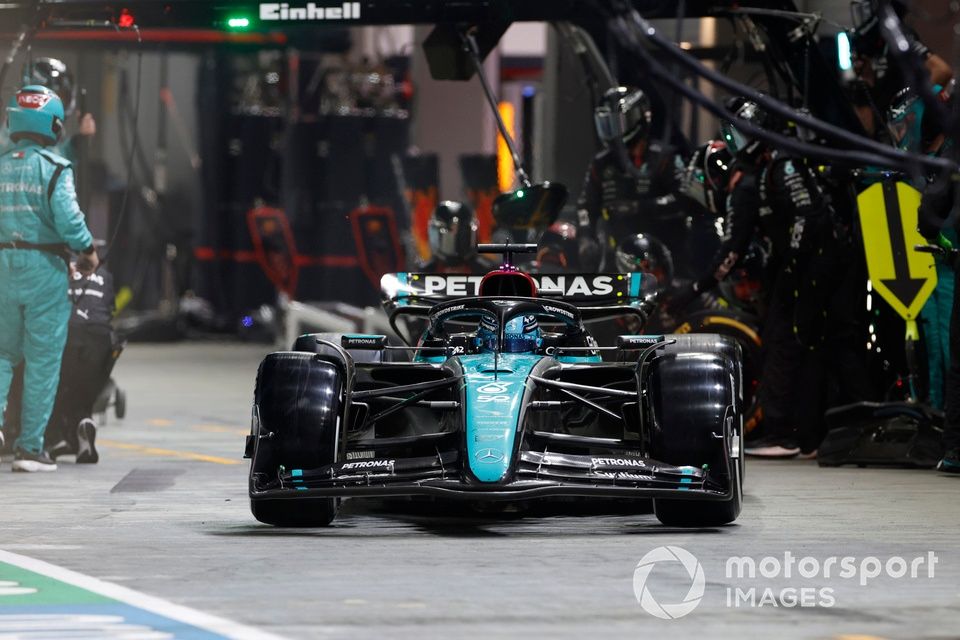 George Russell, Mercedes F1 W15, sale de su box tras una parada