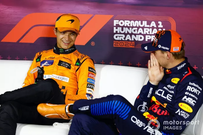 El piloto de la pole position Lando Norris, McLaren F1 Team, Max Verstappen, Red Bull Racing, en la rueda de prensa de clasificación.