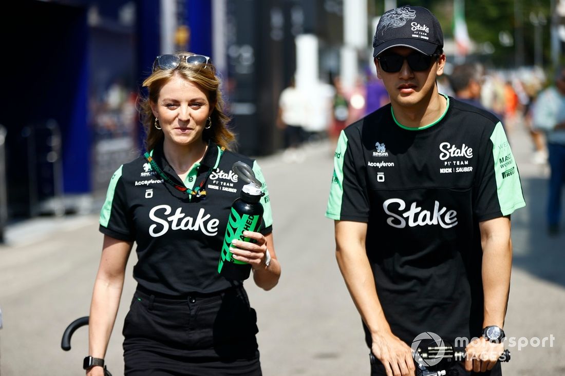 Valtteri Bottas, Stake F1 Team KICK Sauber, udziela wywiadu