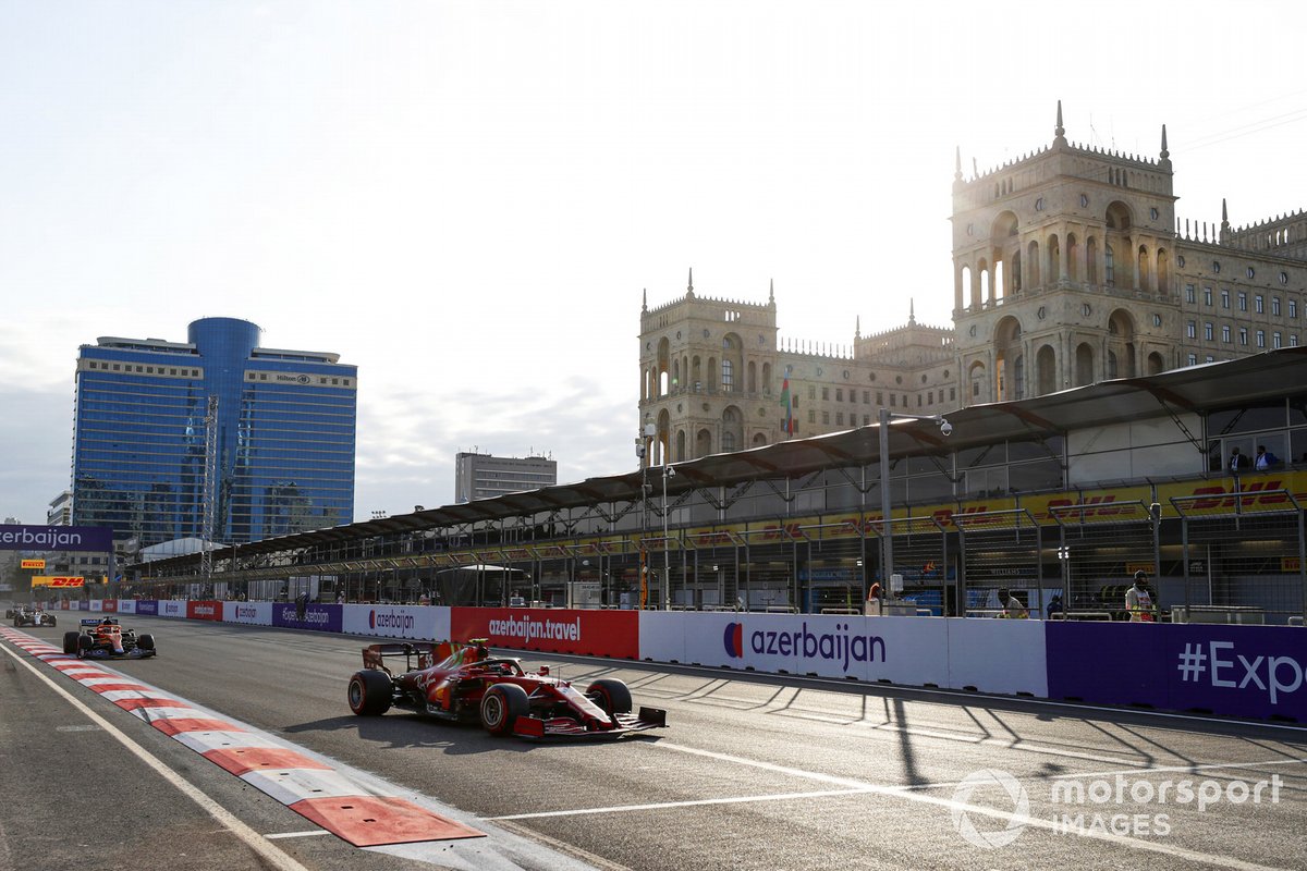 Carlos Sainz Jr., Ferrari SF21, Daniel Ricciardo, McLaren MCL35M