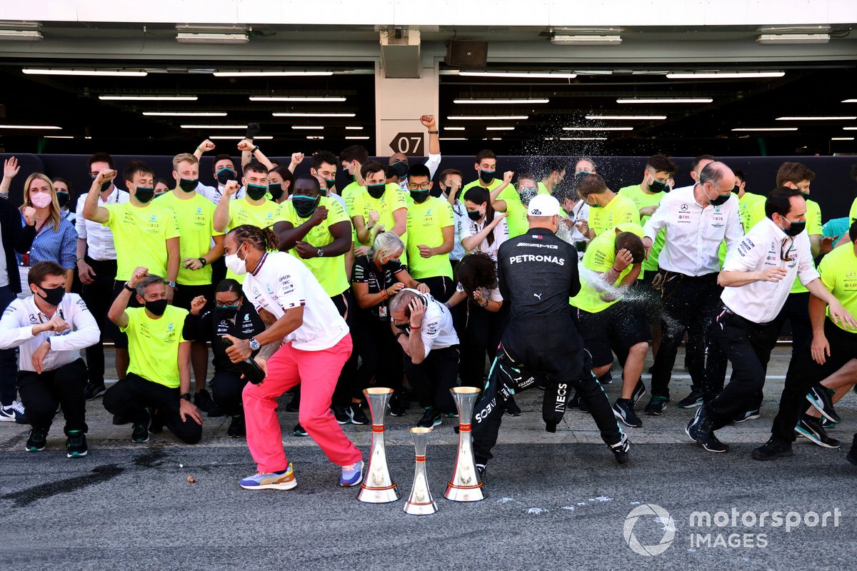 Lewis Hamilton, Mercedes, primera posición, Valtteri Bottas, Mercedes, tercera posición, y el equipo de Mercedes celebra la victoria