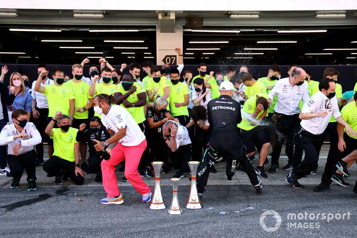 Lewis Hamilton, Mercedes, vainqueur, Valtteri Bottas, Mercedes, 3ᵉ et l'équipe célèbrent leur performance