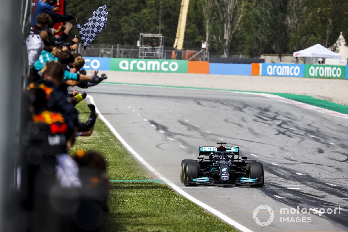 Ganador de la carrera Lewis Hamilton, Mercedes W12, cruza la meta