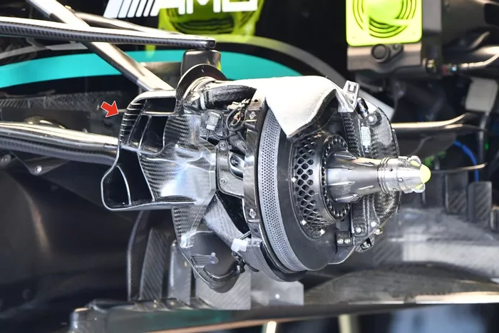 Detalle del conducto del freno delantero del Mercedes W12