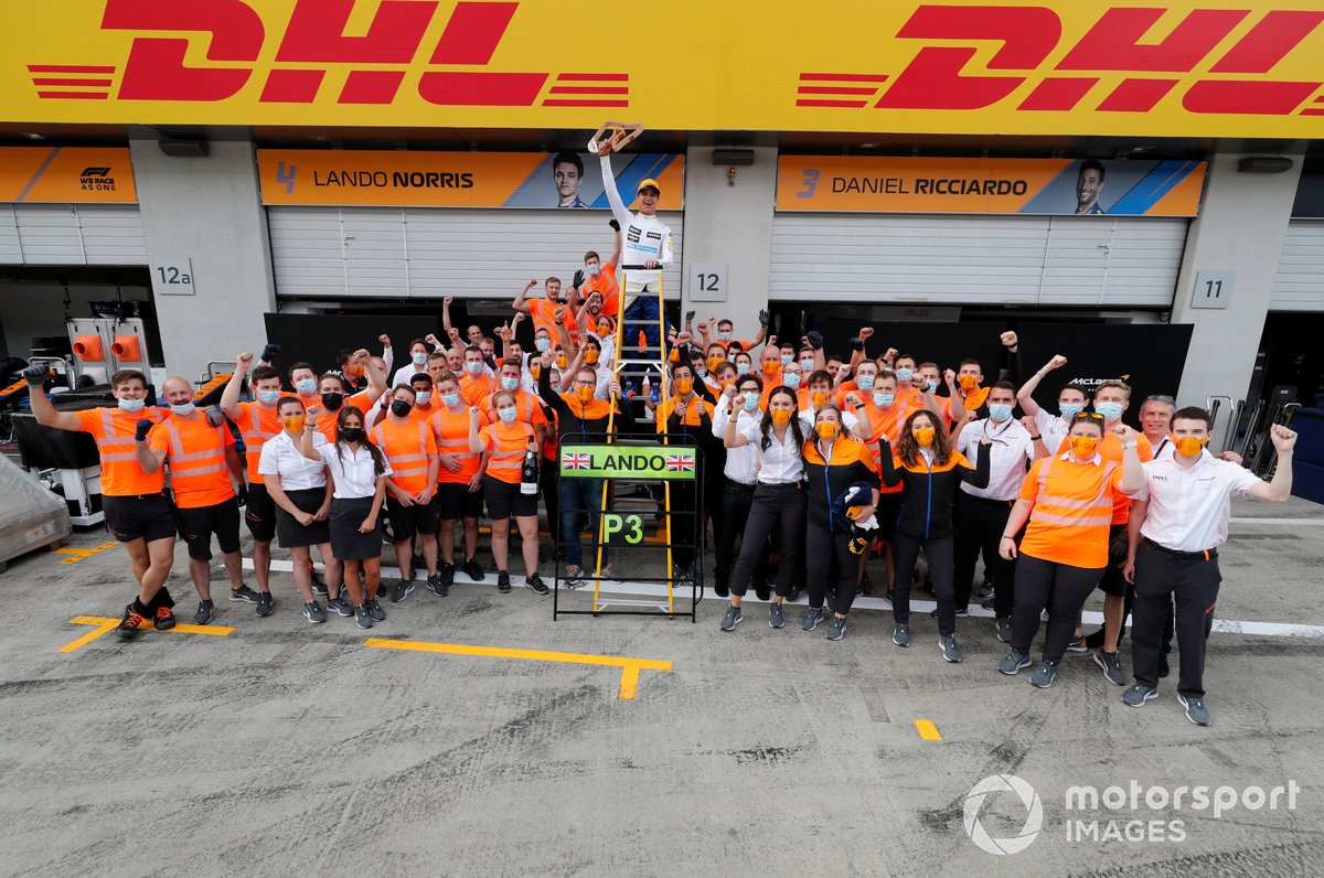 Lando Norris, McLaren, tercera posición, Daniel Ricciardo, McLaren, Andreas Seidl, director del equipo McLaren, y el equipo McLaren celebran