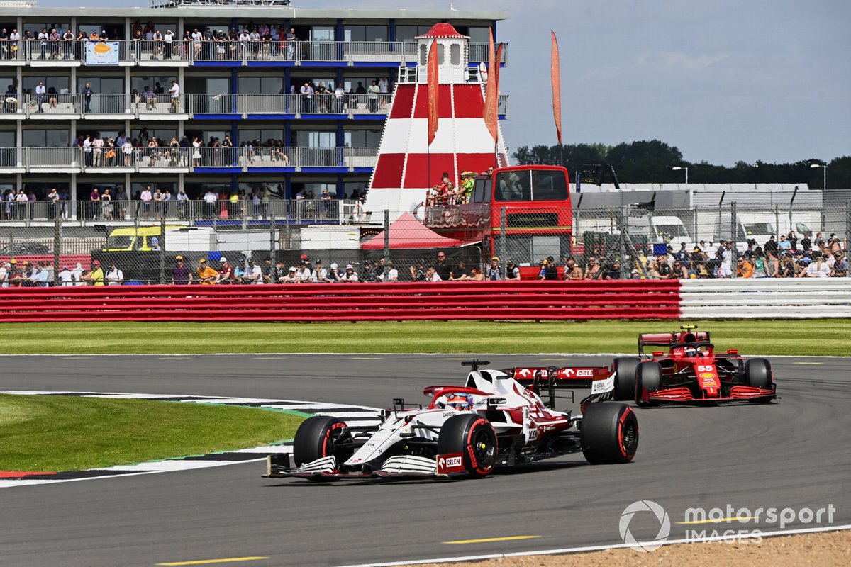 Kimi Raikkonen, Alfa Romeo Racing C41, Carlos Sainz Jr., Ferrari SF21