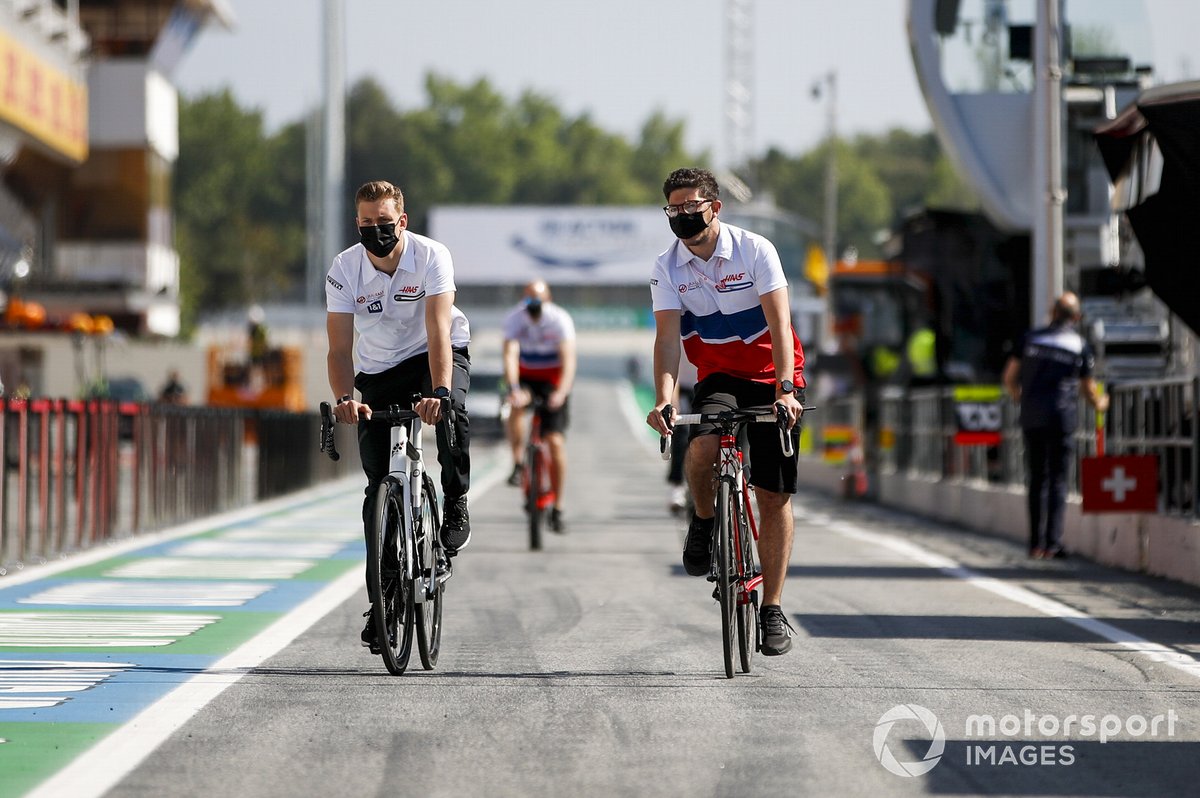 Mick Schumacher, Haas F1 en bicicleta