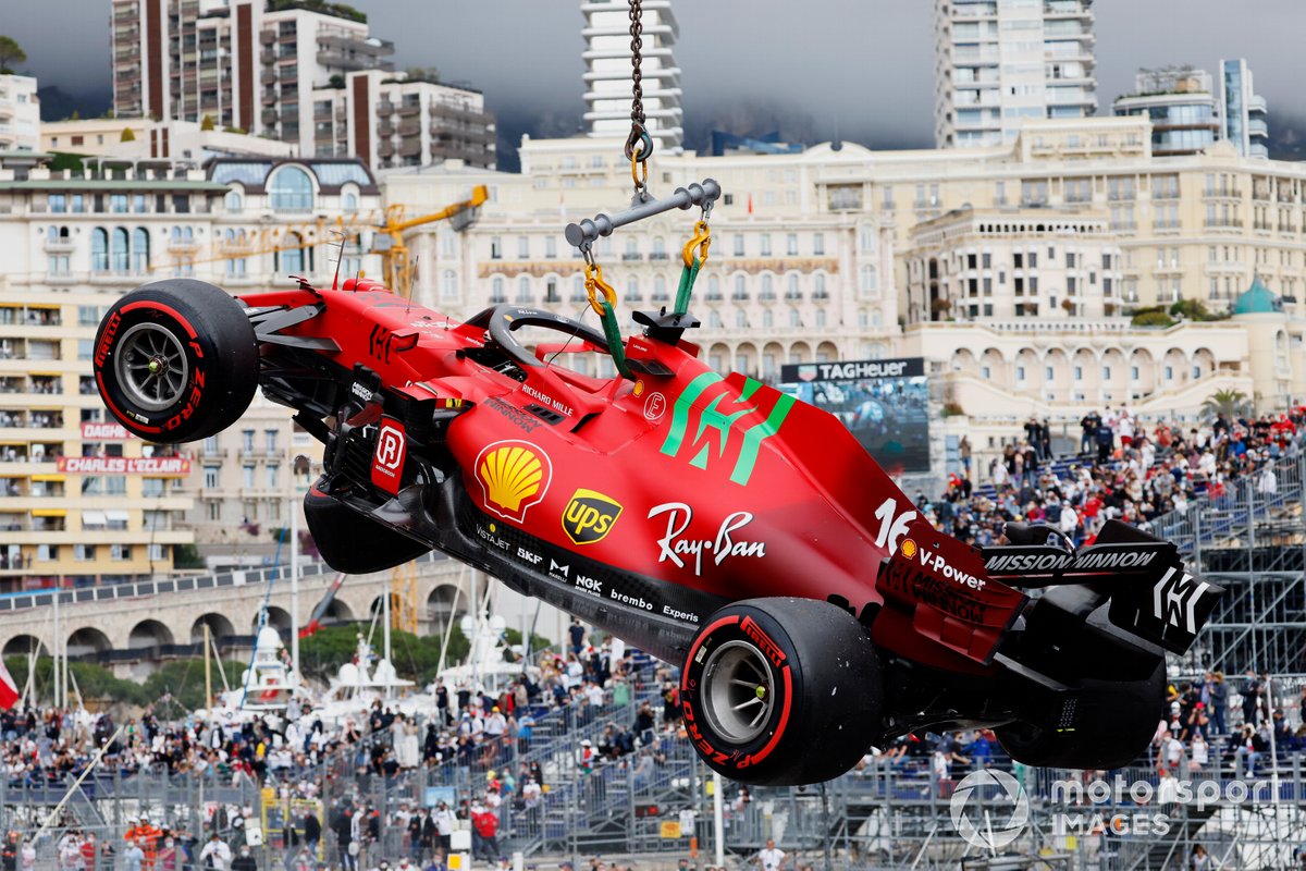 Mobil Charles Leclerc, Ferrari SF21, dipindahkan dengan alat berat setelah kecelakaan di sesi kualifikasi ketiga (Q3) F1 GP Monako, Sabtu (22/5/2021).