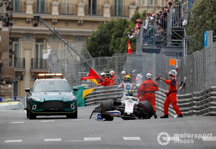 Los oficiales de pista asisten a Mick Schumacher, Haas VF-21, tras su accidente en la FP3