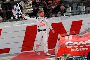Race winner Justin Allgaier, JR Motorsports, Chevrolet Camaro