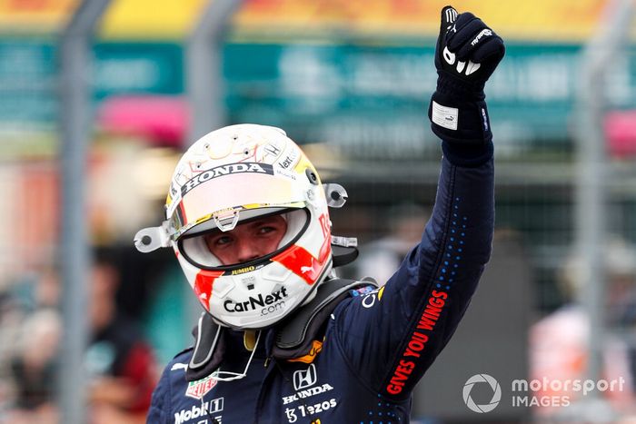 Ganador de la pole Max Verstappen, Red Bull Racing, in Parc Ferme  