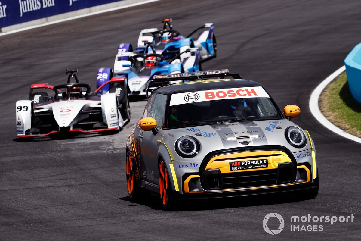 EL Safety Car al frente de Pascal Wehrlein, Tag Heuer Porsche, Porsche 99X Electric, Maximilian Guenther, BMW I Andretti Motorsports, BMW iFE.21, Jake Dennis, BMW I Andretti Motorsport, BMW iFE.21