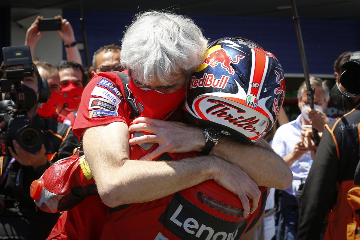 Ganador de la carrera Jack Miller, Ducati Team celebra con Gigi Dall'Igna, director de Ducati Team