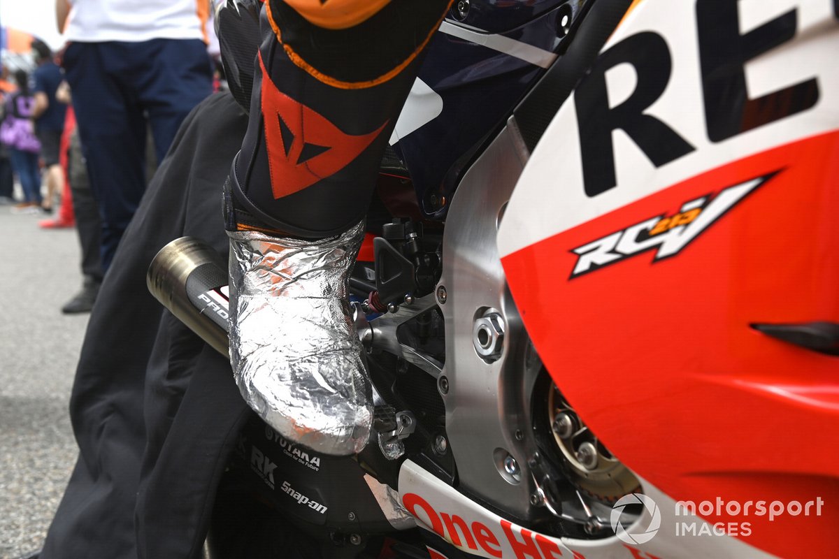 Pol Espargaro, Repsol Honda Team, stivale destro coperto di pellicola