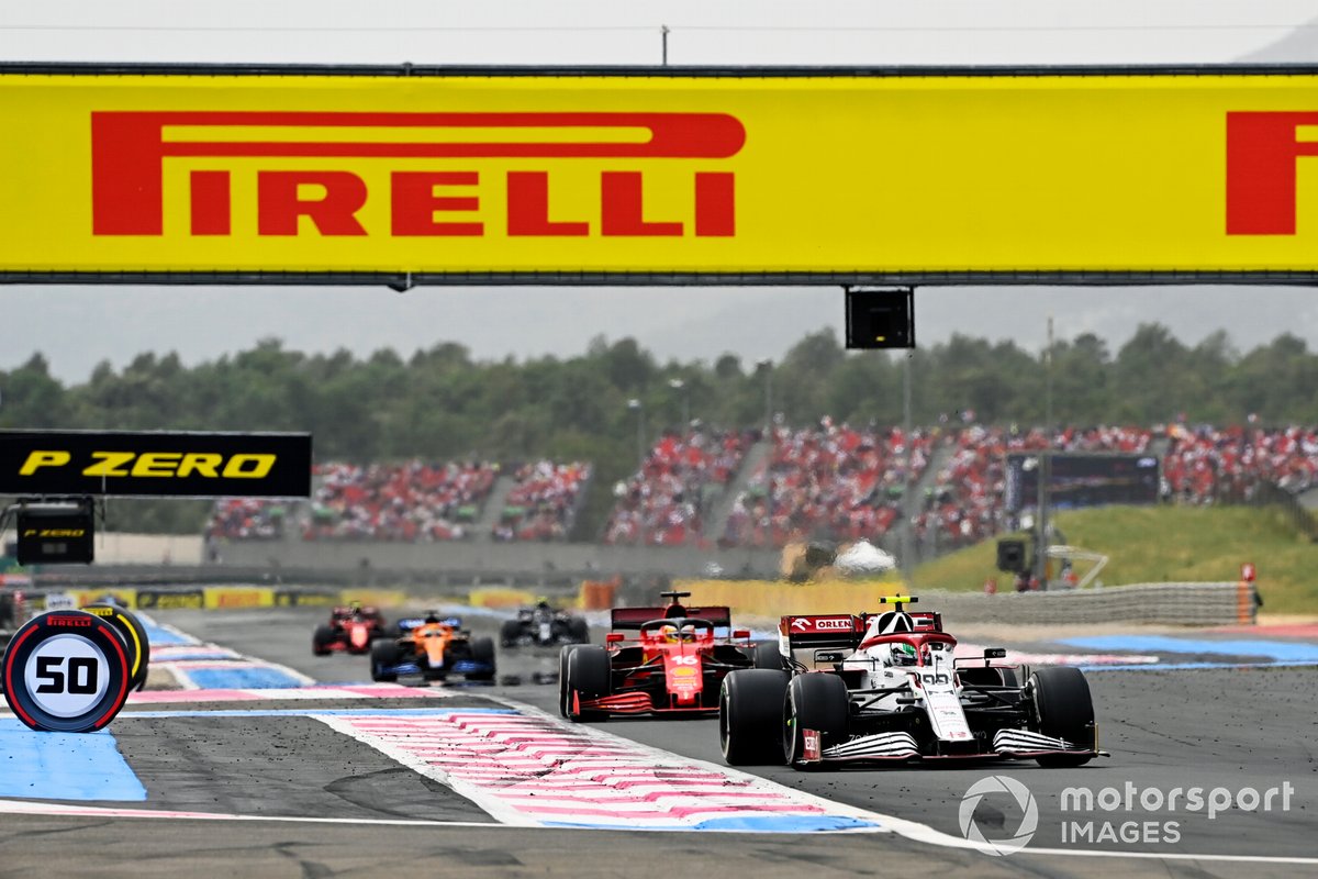 Antonio Giovinazzi, Alfa Romeo Racing C41, precede Charles Leclerc, Ferrari SF21, e Daniel Ricciardo, McLaren MCL35M