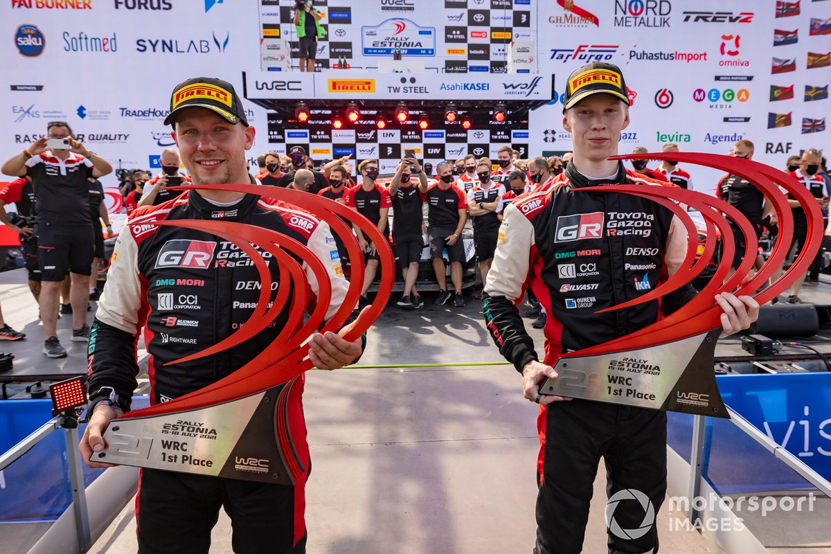 Podio: ganadores Kalle Rovanperä, Jonne Halttunen, Toyota Gazoo Racing WRT Toyota Yaris WRC