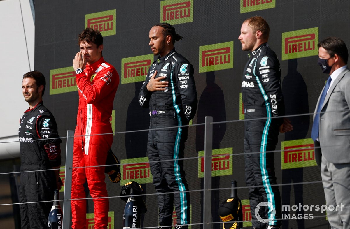 Charles Leclerc, Ferrari, secondo classificato, Lewis Hamilton, Mercedes, primo classificato, e Valtteri Bottas, Mercedes, terzo classificato, sul podio