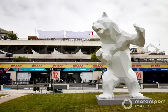 Escultura de un oso en el Circuito Paul Ricard