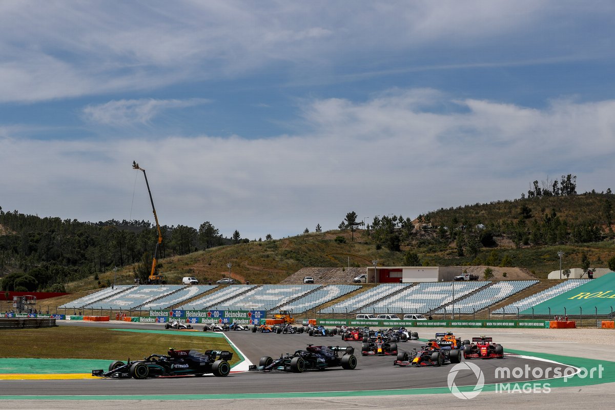 Valtteri Bottas, Mercedes W12, Lewis Hamilton, Mercedes W12, Max Verstappen, Red Bull Racing RB16B, Carlos Sainz Jr., Ferrari SF21 al inicio