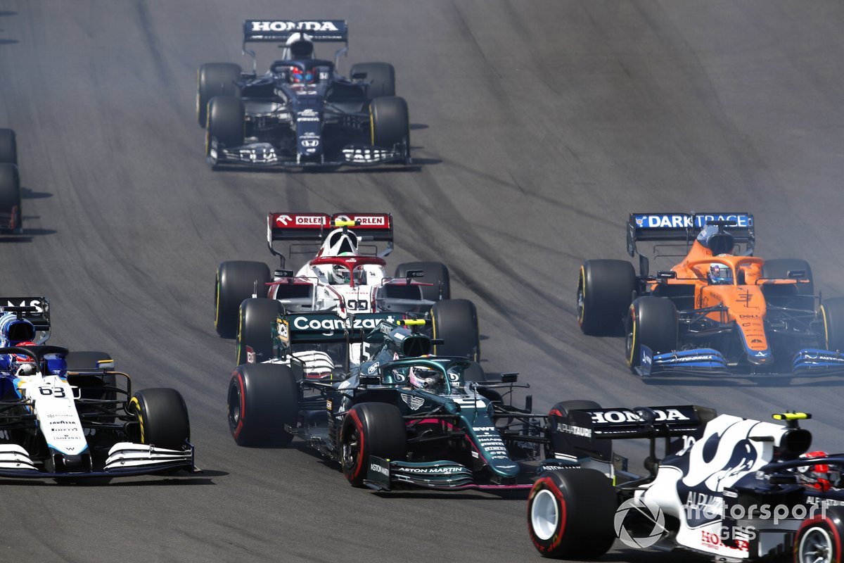 Sebastian Vettel, Aston Martin AMR21, George Russell, Williams FW43B, Antonio Giovinazzi, Alfa Romeo Racing C41, Daniel Ricciardo, McLaren MCL35M, e Yuki Tsunoda, AlphaTauri AT02