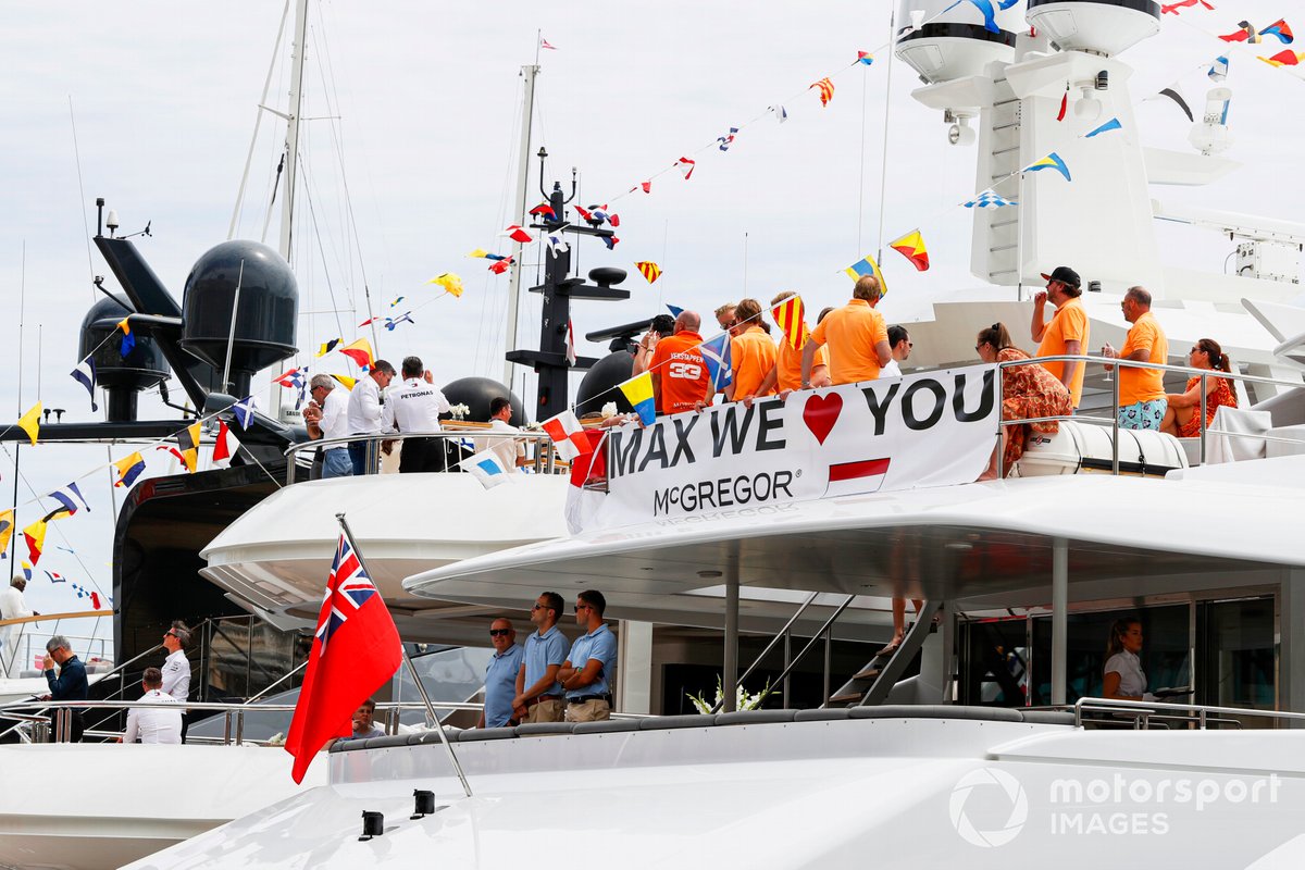Supporto per Max Verstappen, Red Bull Racing, su uno yacht