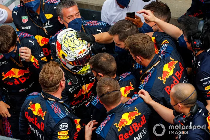 Ganador Max Verstappen, Red Bull Racing, celebra con su equipo en el Parc Ferme
