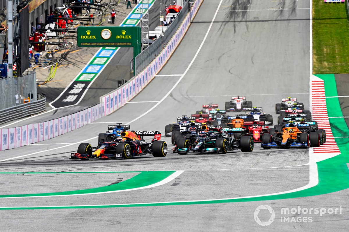 Max Verstappen, Red Bull Racing RB16B, Lewis Hamilton, Mercedes W12, Sergio Perez, Red Bull Racing RB16B, Lando Norris, McLaren MCL35M, and the rest of the field at the start