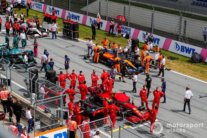 Mecánicos en la parrilla con Carlos Sainz Jr., Ferrari SF21, y Daniel Ricciardo, McLaren MCL35M