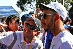 Lewis Hamilton, Mercedes AMG F1, avec des fans
