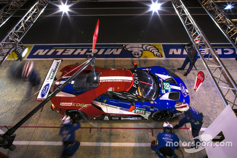 #68 Ford Chip Ganassi Racing Ford GT: Joey Hand, Dirk Müller, Tony Kanaan, pit stop