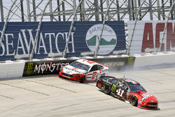Crash: Brad Keselowski, Team Penske, Ford; Kurt Busch, Stewart-Haas Racing, Ford