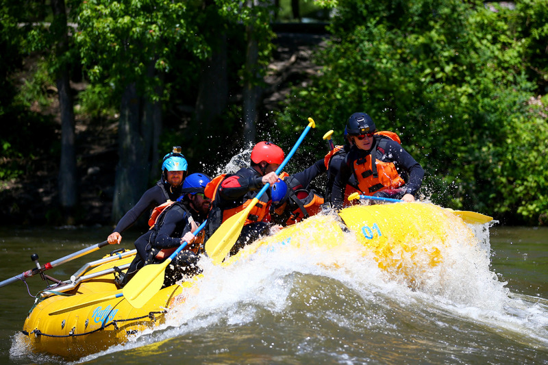 Pilotos de Red Bull hacen rafting en el río: Daniel Ricciardo, Max Verstappen, Daniil Kvyat y Carlos Sainz, Jr.
