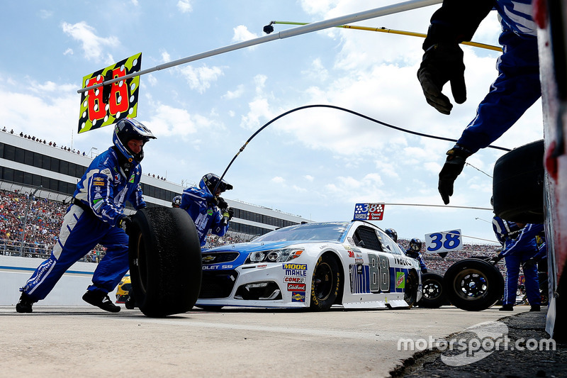 Dale Earnhardt Jr., Hendrick Motorsports Chevrolet, pit action