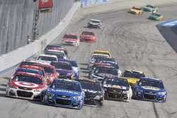 Kyle Larson, Chip Ganassi Racing Chevrolet, Jimmie Johnson, Hendrick Motorsports Chevrolet, Martin Truex Jr., Furniture Row Racing Toyota