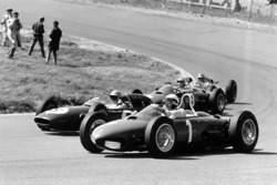 Phil Hill, Ferrari Dino 156, au large dans Tarzan alors que Trevor Taylor, Lotus 24-Climax, Ricardo Rodriguez, Ferrari Dino 156, et Jack Brabham, Lotus 24-Climax, sont à l'intérieur