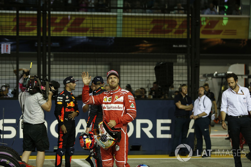 Il poleman Sebastian Vettel, Ferrari festeggia nel parco chiuso