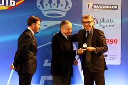 Insignia de Oro de la RFEdA a Jaime Alguersuari