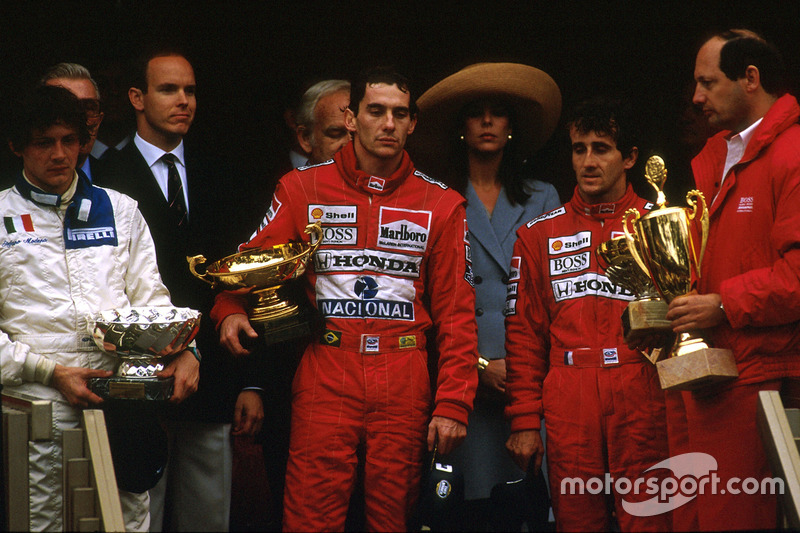 Podium : le vainqueur Ayrton Senna, McLaren Honda, le second Alain Prost, McLaren Honda, et le troisième Stefano Modena, Brabham BT58 Judd, avec Ron Dennis, directeur McLaren