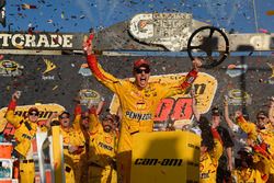 Race winner Joey Logano, Team Penske Ford