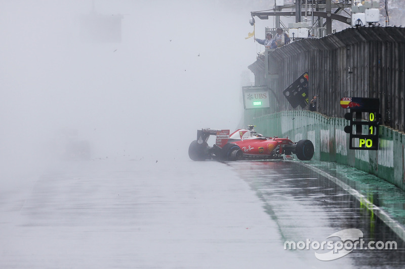 Кімі Райкконен, Ferrari SF16-H вибуває через аварію із гонки