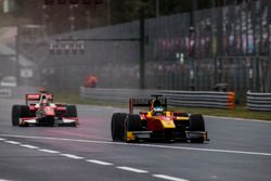 Nyck De Vries, Racing Engineering, leads Charles Leclerc, PREMA Powerteam